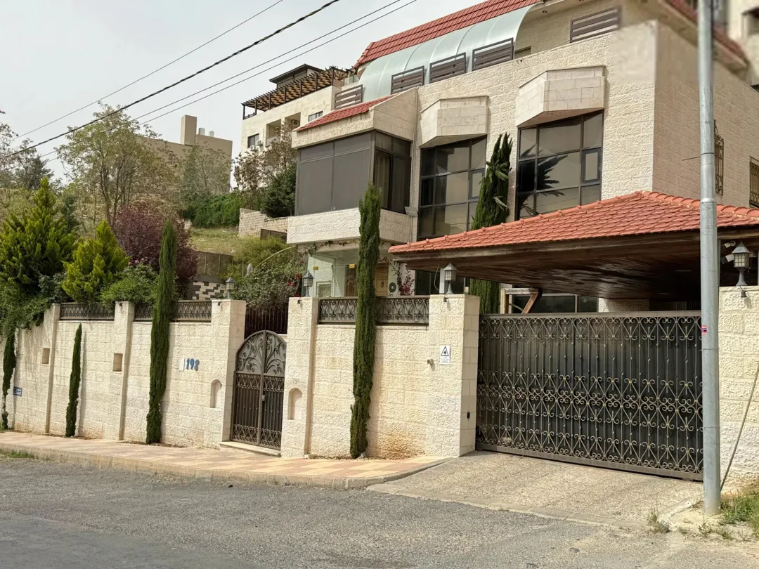 فيلا فاخرة مكونة من ثلاثة طوابق في عبدون