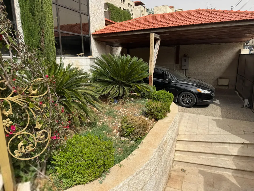 فيلا فاخرة مكونة من ثلاثة طوابق في عبدون