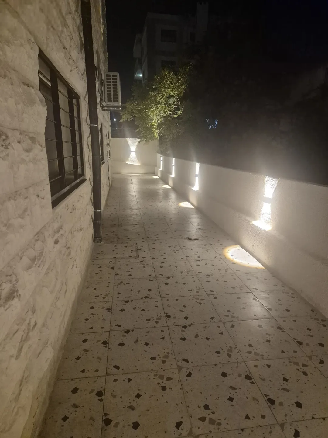 منزل تم تجديده بالكامل للبيع في جبل الويبدة، يشمل جميع الأثاث والمفروشات.
