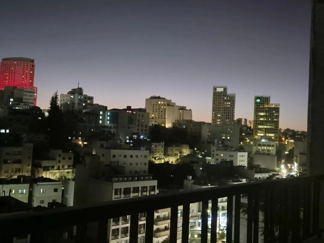 منزل تم تجديده بالكامل للبيع في جبل الويبدة، يشمل جميع الأثاث والمفروشات.