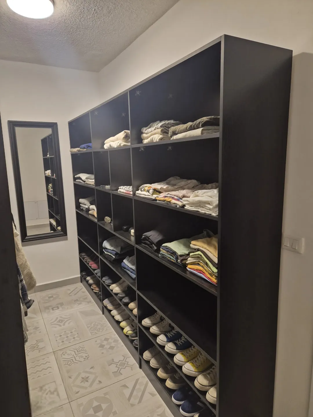 منزل تم تجديده بالكامل للبيع في جبل الويبدة، يشمل جميع الأثاث والمفروشات.