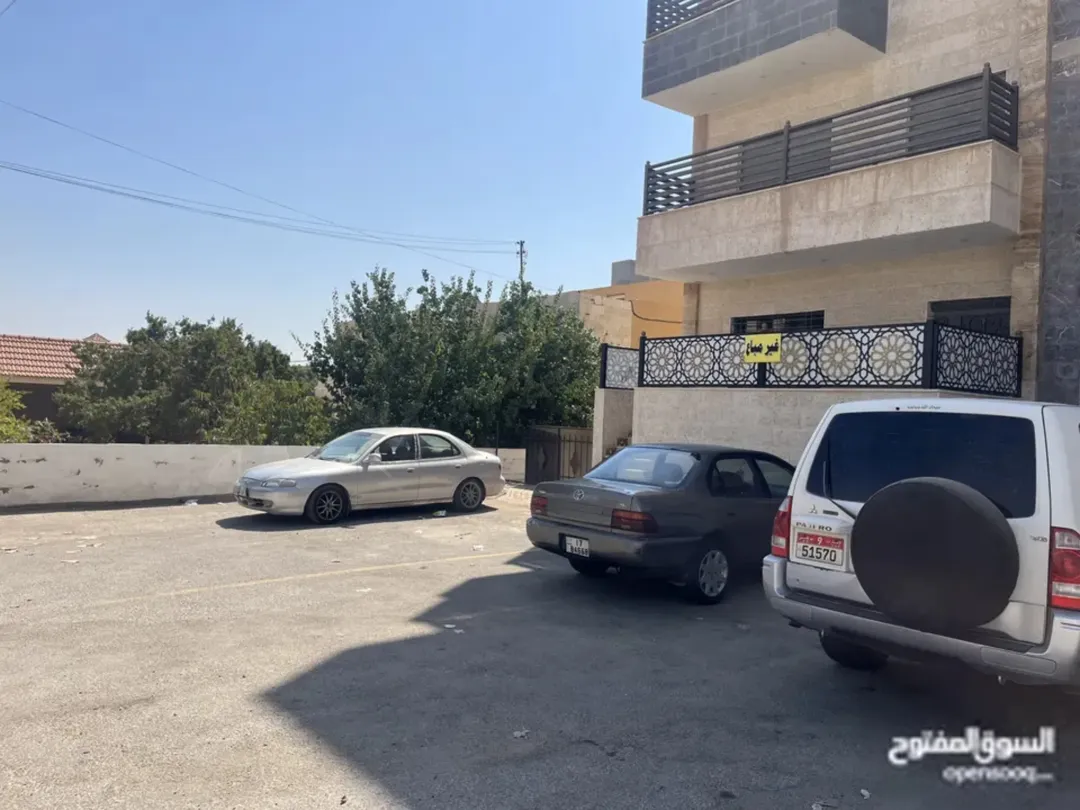 شقة أرضية فاخرة في مادبا مساحة 158 مترًا مربعًا مع ترس للبيع