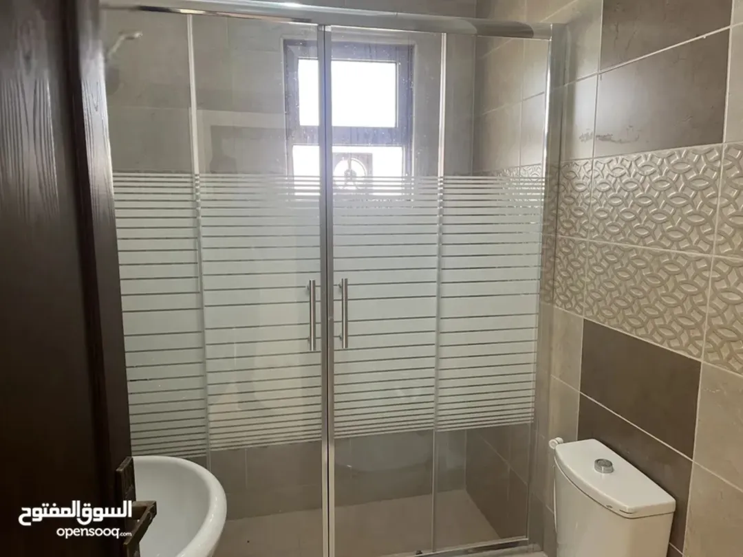 شقة أرضية فاخرة في مادبا مساحة 158 مترًا مربعًا مع ترس للبيع