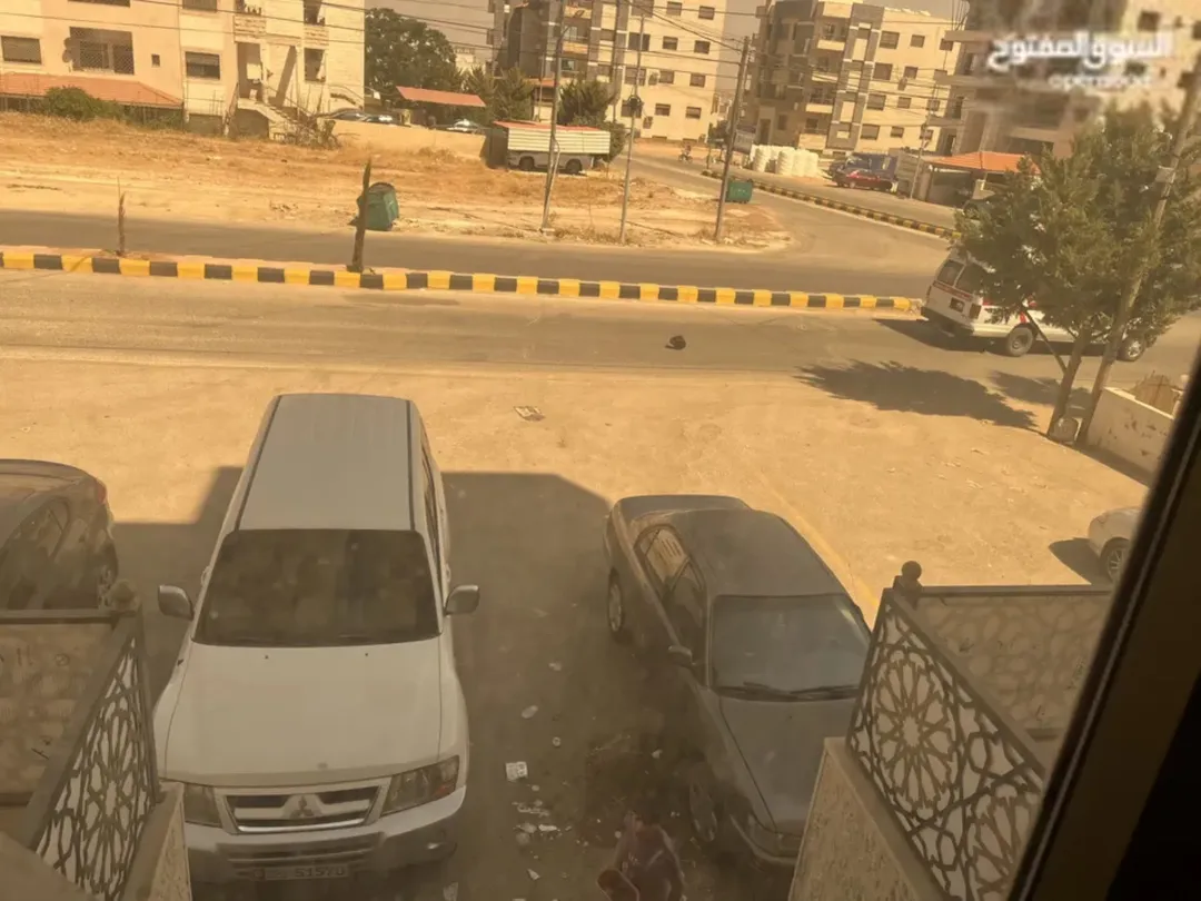 شقة أرضية فاخرة في مادبا مساحة 158 مترًا مربعًا مع ترس للبيع
