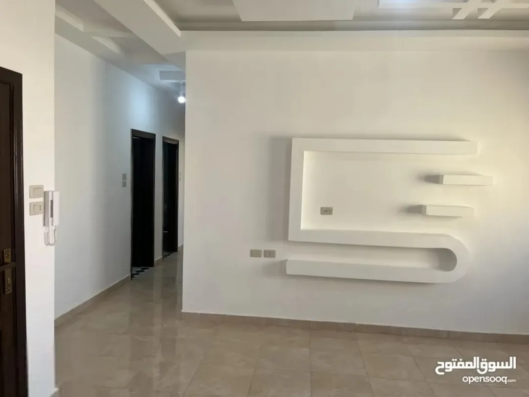 شقة أرضية فاخرة في مادبا مساحة 158 مترًا مربعًا مع ترس للبيع