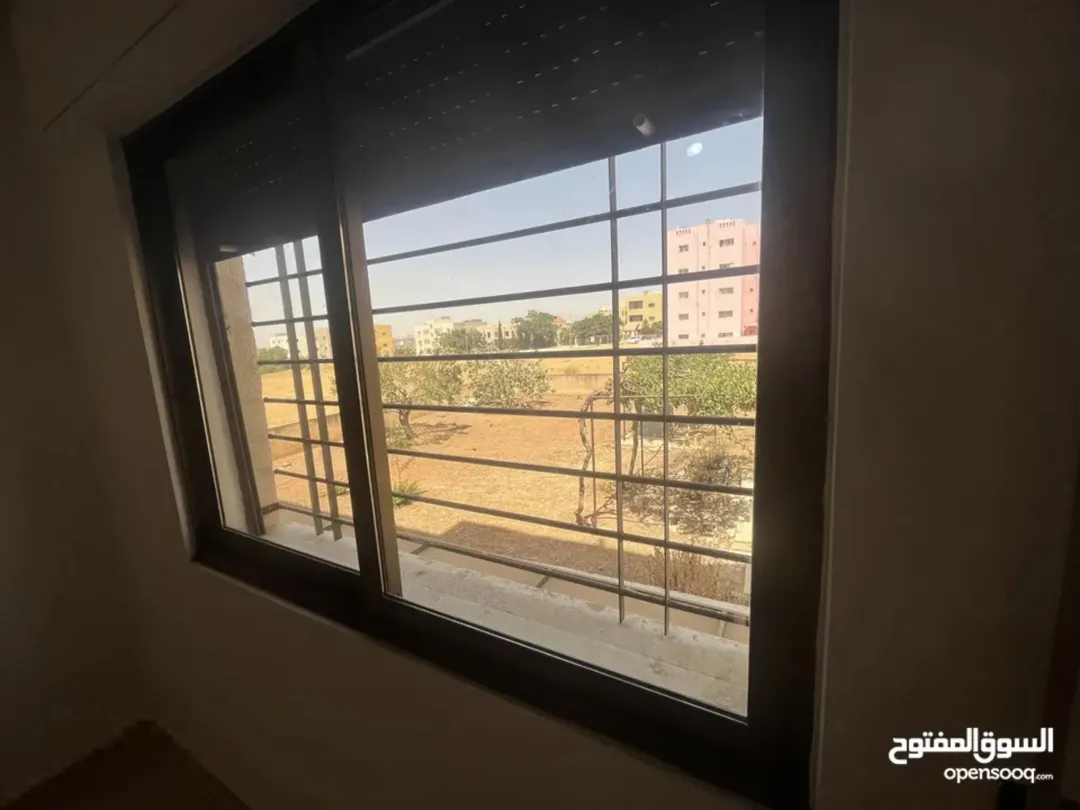 شقة أرضية فاخرة في مادبا مساحة 158 مترًا مربعًا مع ترس للبيع