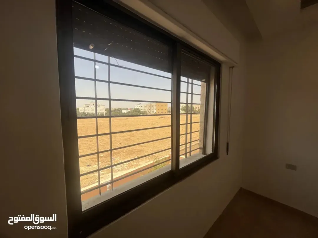 شقة أرضية فاخرة في مادبا مساحة 158 مترًا مربعًا مع ترس للبيع