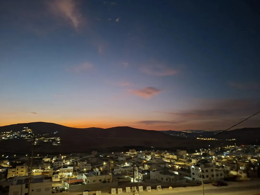 بيت للبيع على اطلالة خرافية بسعر مغري ، في الحي الجنوبي .