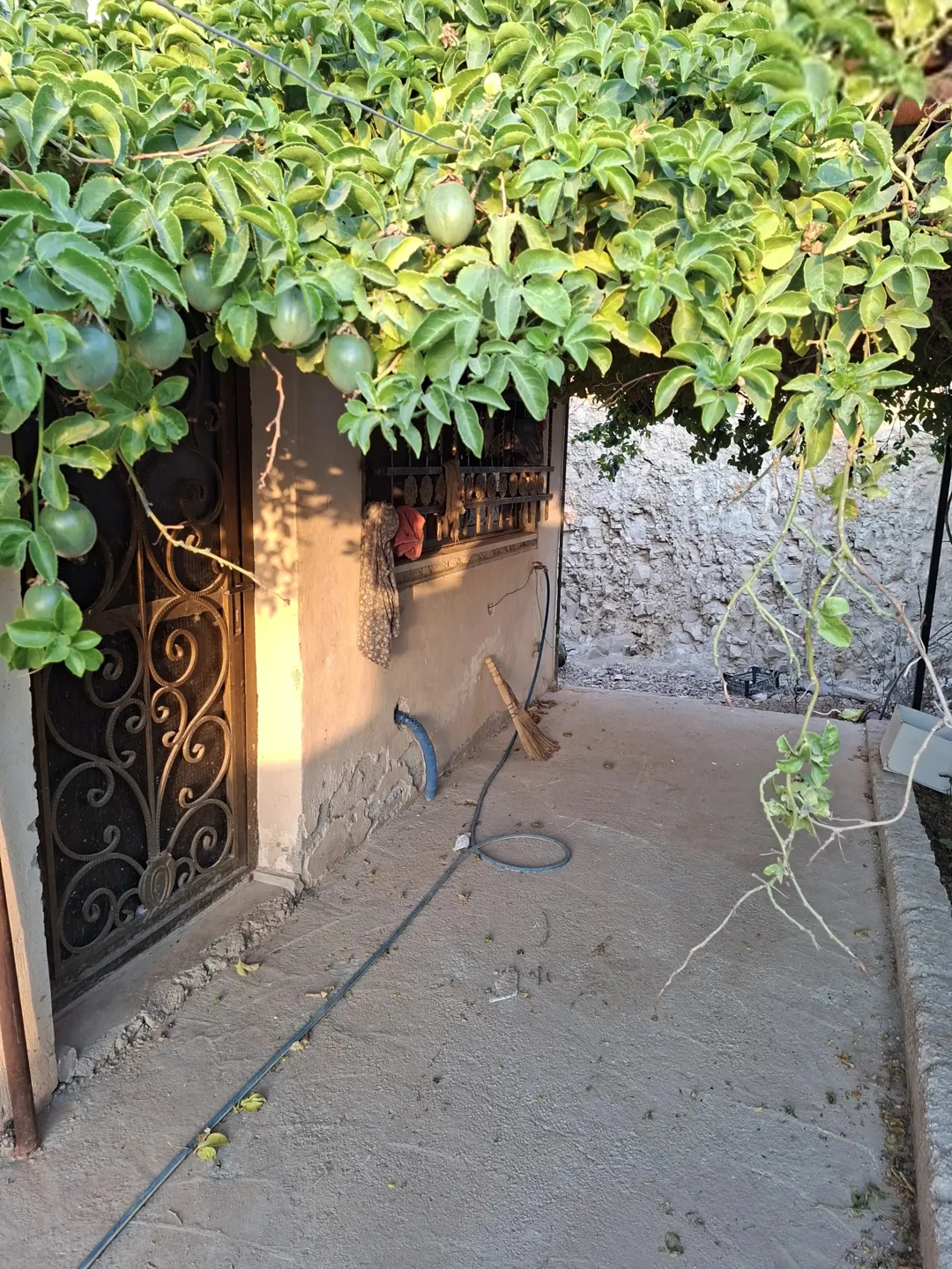بيت للبيع على اطلالة خرافية بسعر مغري ، في الحي الجنوبي .