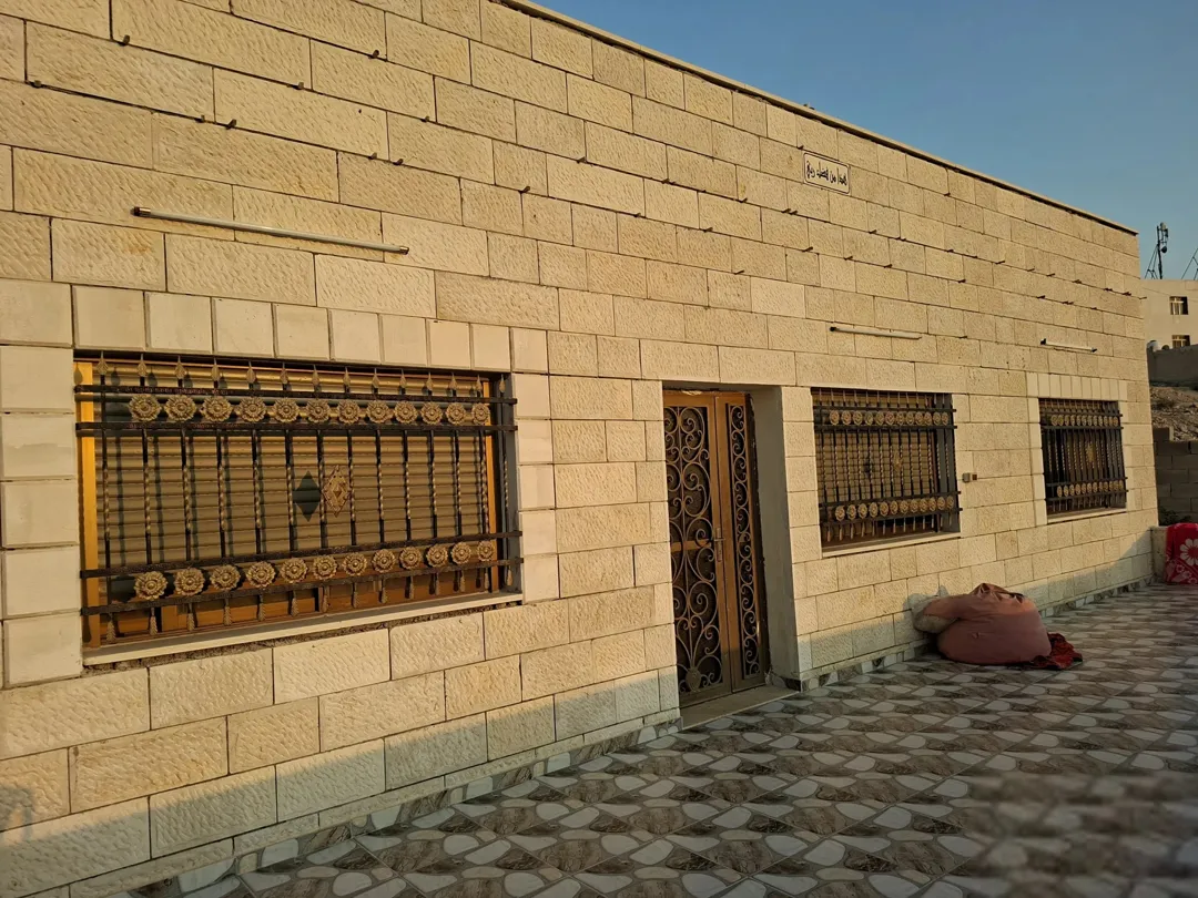 بيت للبيع على اطلالة خرافية بسعر مغري ، في الحي الجنوبي .