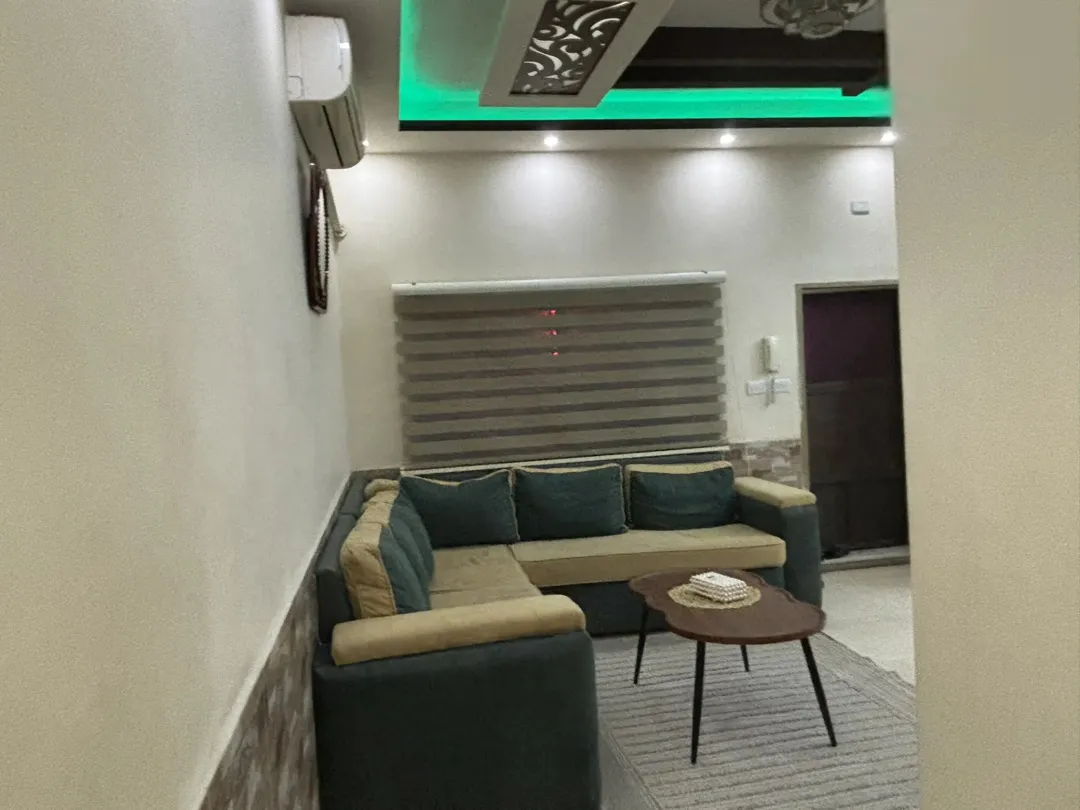شقة مميزة للبيع على مستوى الشارع بمدخل وكراج مستقل