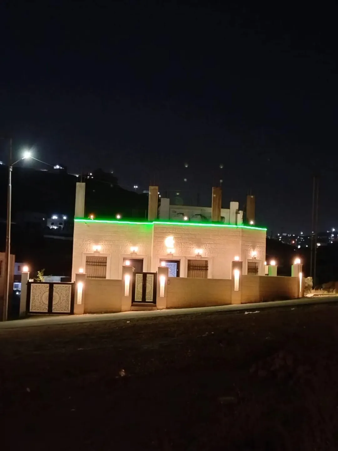 منزل مستقل شبه فيلا للبيع في قوشان مساحة واسعة