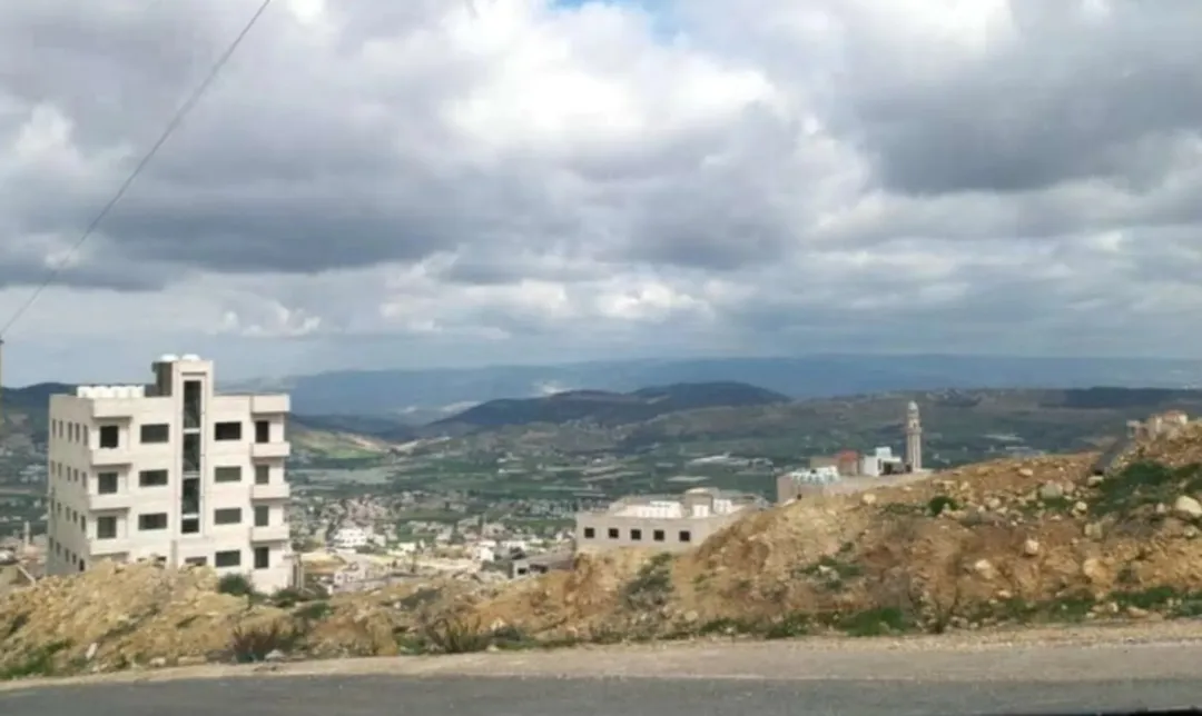 أرض سكنية مميزة للبيع في أبو نصير بإطلالة خلابة على شارع الأردن
