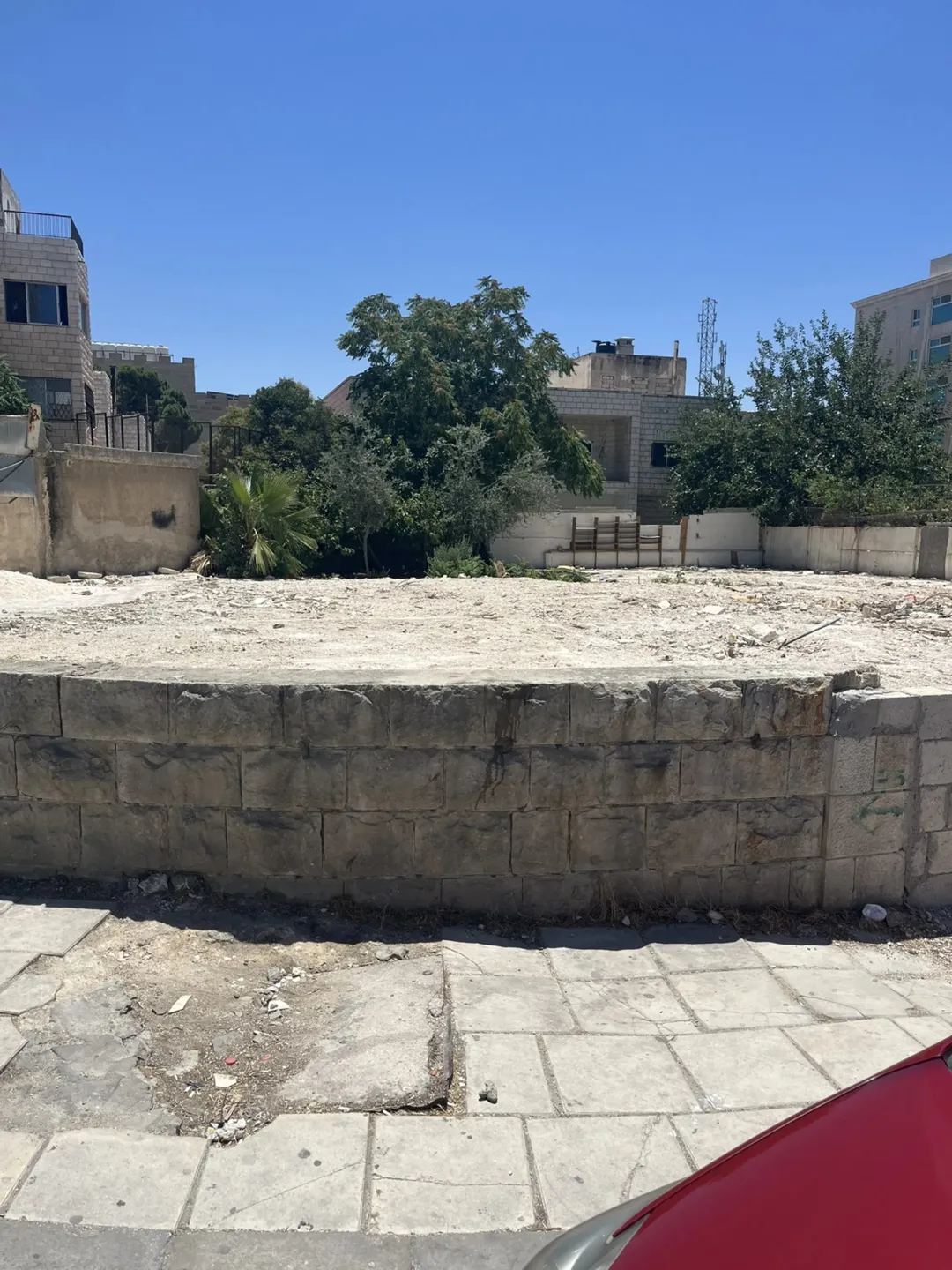 ارض بموقع مميز للبيع في جبل الحسين خلف مكسيم مول وقرب مستشفى منظمة التحرير.