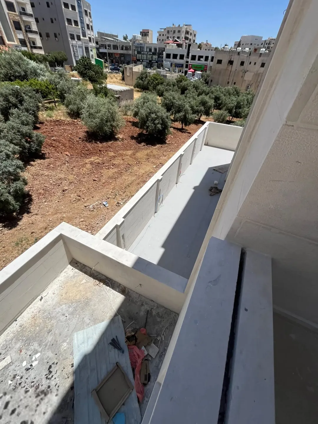 شقة أرضية للبيع في مرج الحمام مع ترس واسع وتشطيبات فاخرة