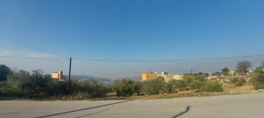 أرض ساحرة ذات إطلالة بانورامية وأشجار زيتون في السلط