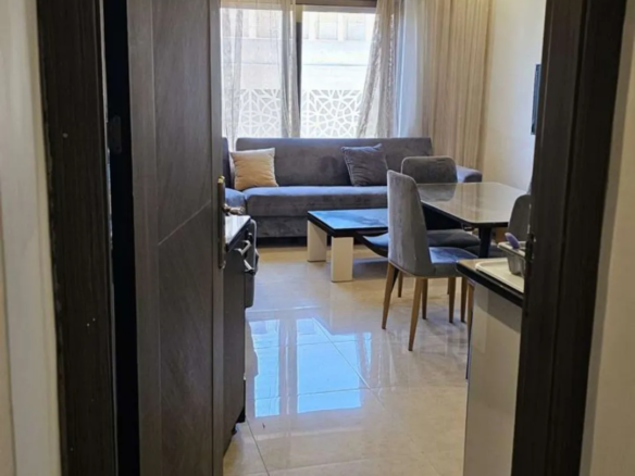 شقة فاخرة مفروشة في عبدون سكن طابق أول غرفتي نوم واحدة ماستر حمامين غرفة جلوس ومطبخ مباشرة – عمان الاردن | ID 704350