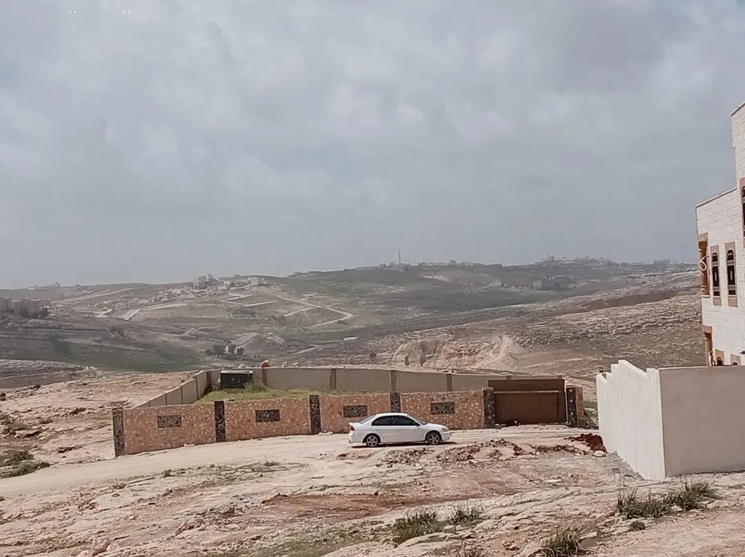 قطعة أرض مميزة في منطقة البيضة بالقرب من قصر الطيار