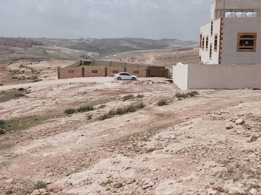 قطعة أرض مميزة في منطقة البيضة بالقرب من قصر الطيار