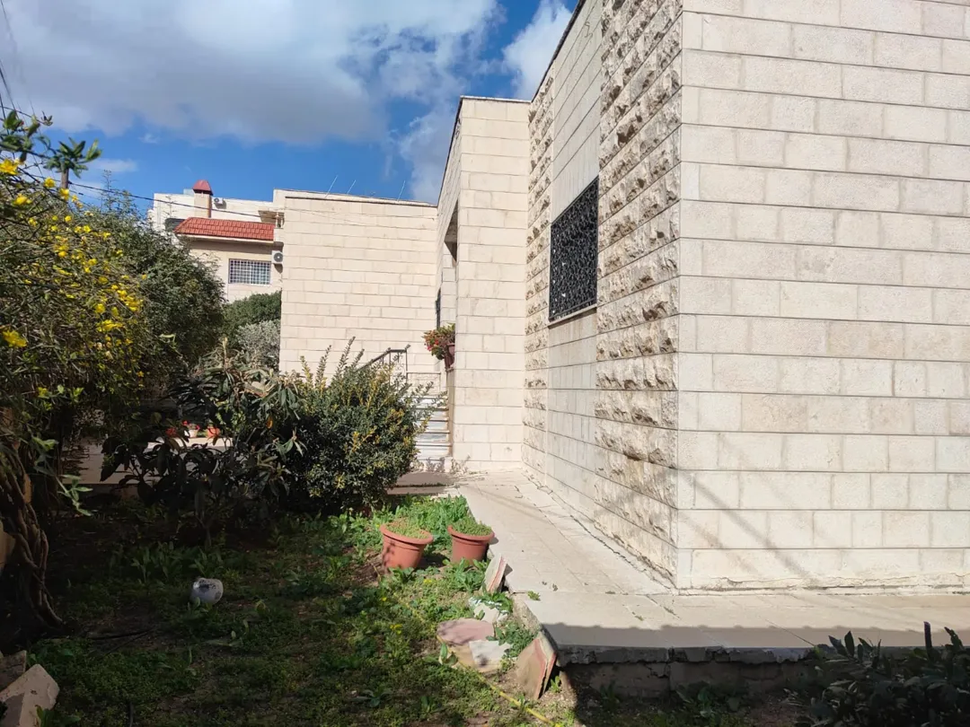 ارض سكن ب للبيع في غرب عمان بالقرب من شارع مكة ومكة مول