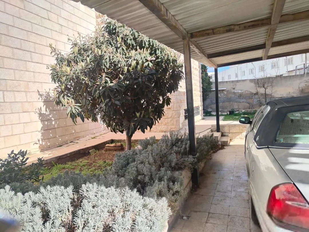 ارض سكن ب للبيع في غرب عمان بالقرب من شارع مكة ومكة مول