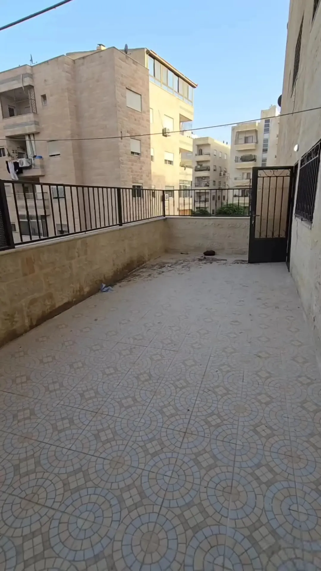 شقة فاخرة للبيع في ضاحية الاستقلال بالقرب من مسجد أبو بكر الصديق