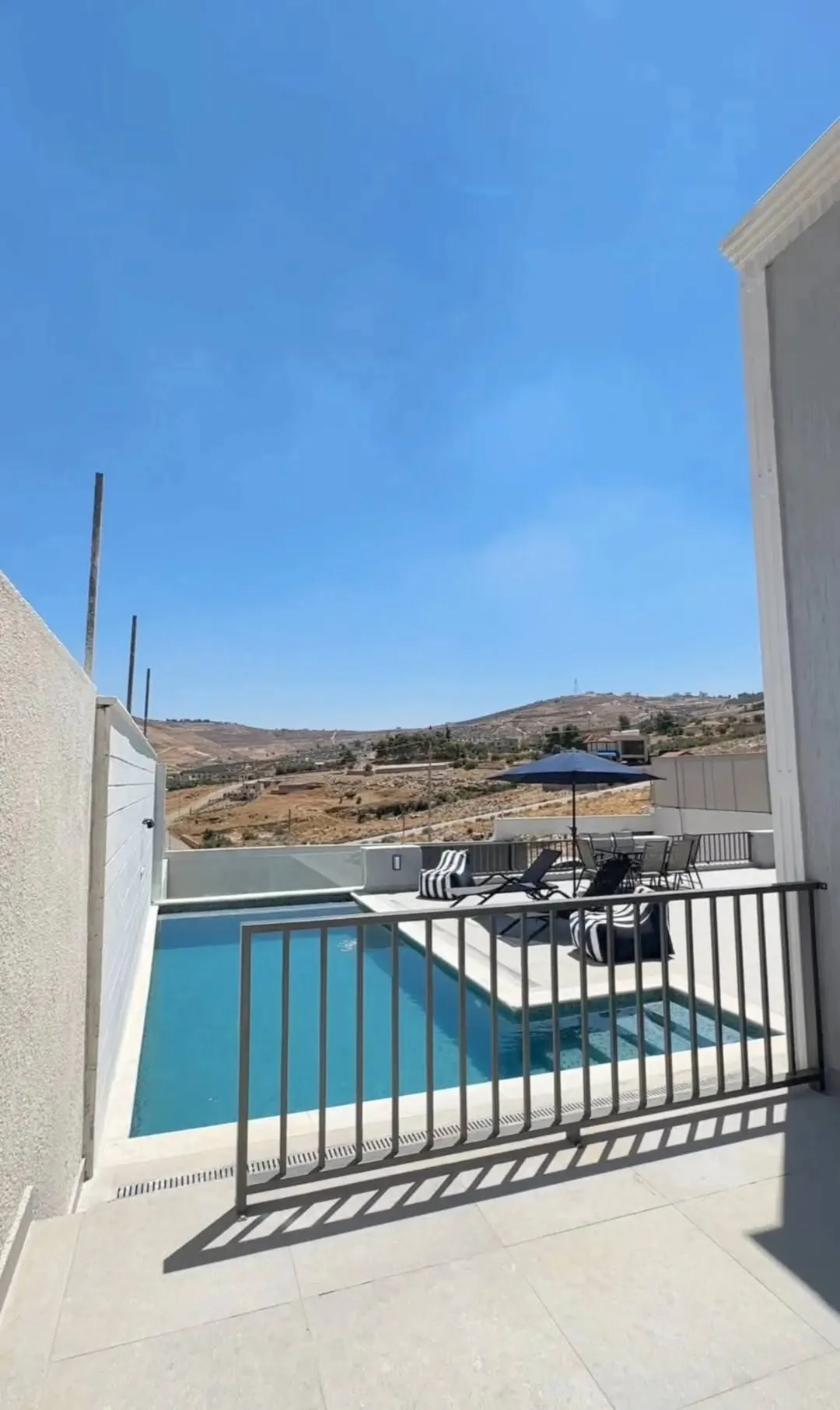 شاليه حديث فاخر للبيع في الكمشه