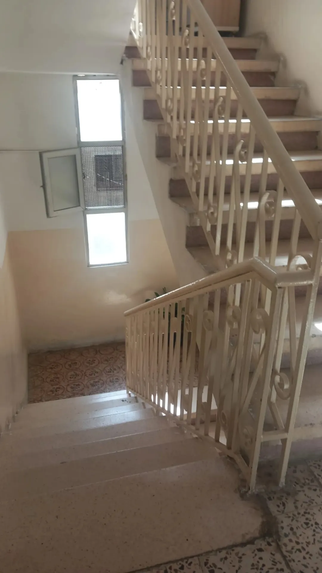 عمارة سكنية للبيع في جبل الحسين
