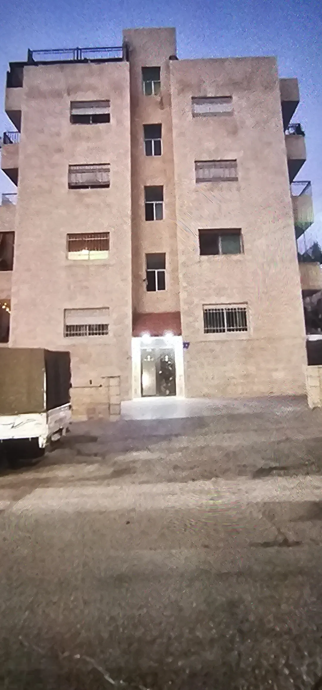 شقه طابق ثالث مع روف للبيع قابل للتفاوض