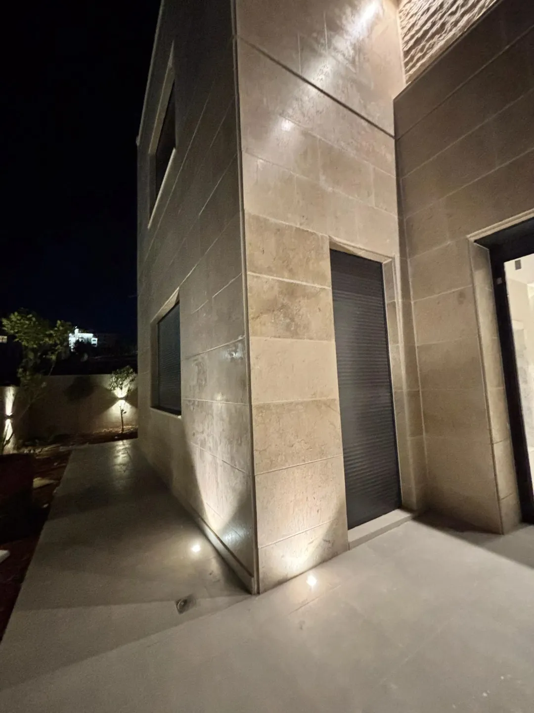 فيلا مستقله جديده والوحيده في الراهبات للبيع
