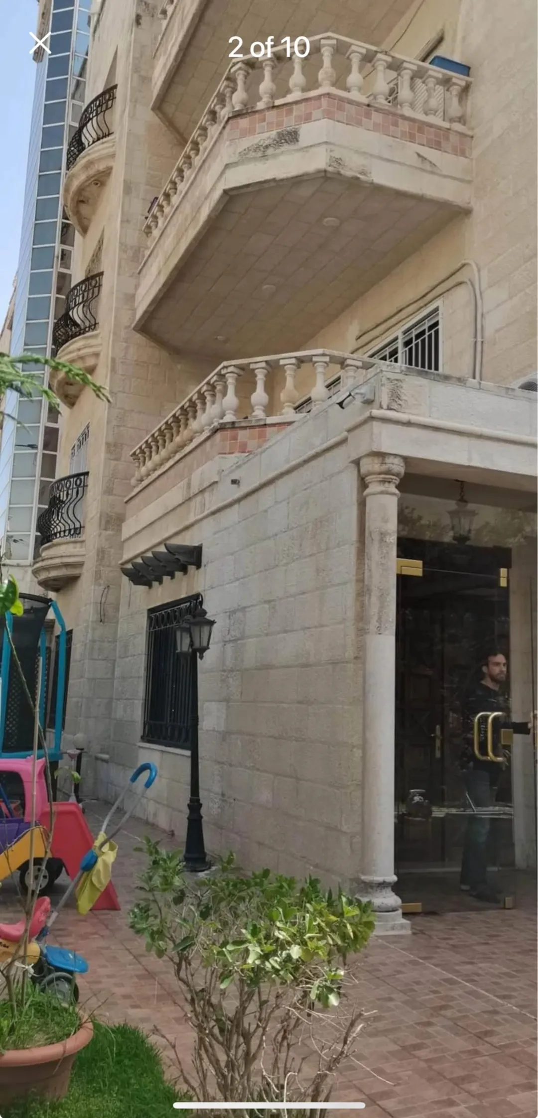 شقة أرضية فاخرة للبيع في دير غبار بمساحة واسعة وحديقة خاصة