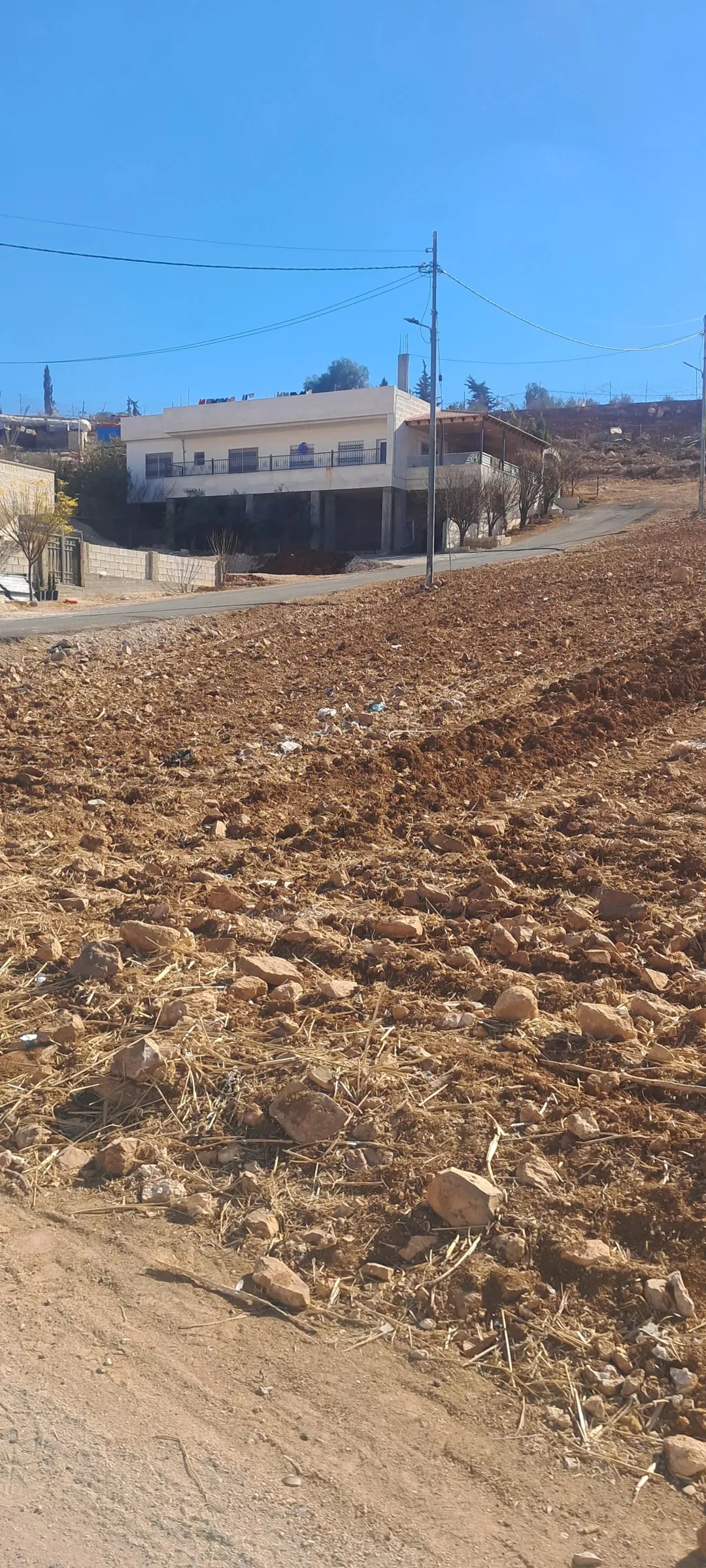 قطعة أرض فاخرة في طبربور قريبة من فندق الجيش بمساحة 556 متر مربع للبيع