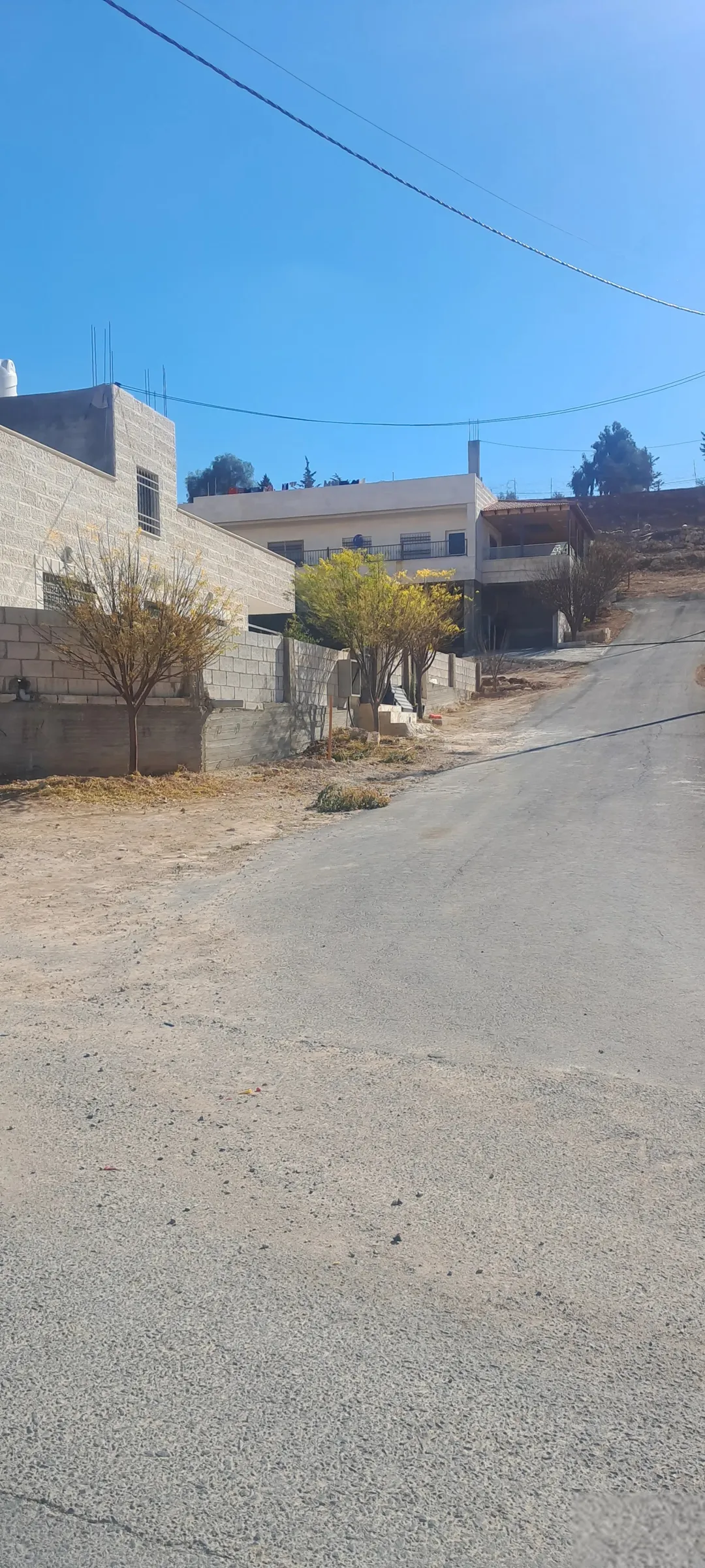 قطعة أرض فاخرة في طبربور قريبة من فندق الجيش بمساحة 556 متر مربع للبيع