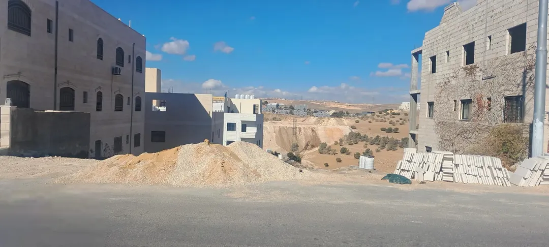 قطعة أرض فاخرة في طبربور قريبة من فندق الجيش بمساحة 556 متر مربع للبيع