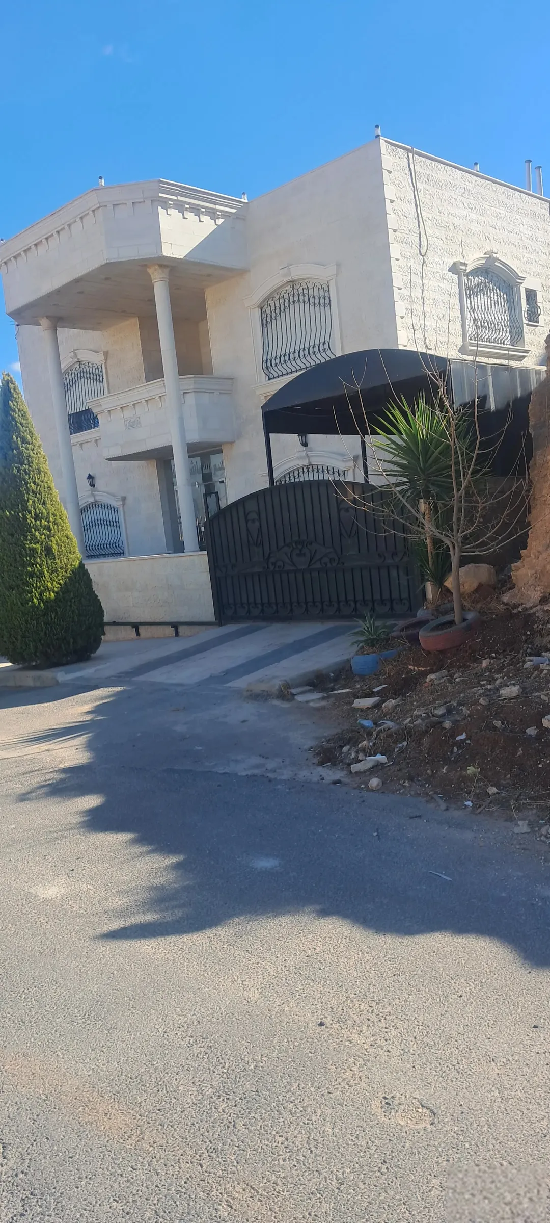 قطعة أرض فاخرة في طبربور قريبة من فندق الجيش بمساحة 556 متر مربع للبيع