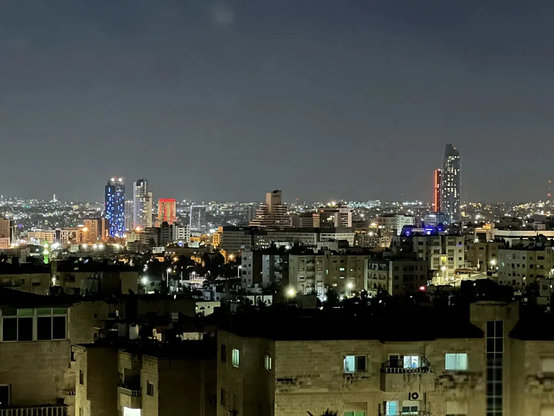 شقة ارضية 3 غرف نوم 1 ماستر و صالون و معيشه و مطبخ مساحة 244 متر و ترس أمامي و برنده خلفية