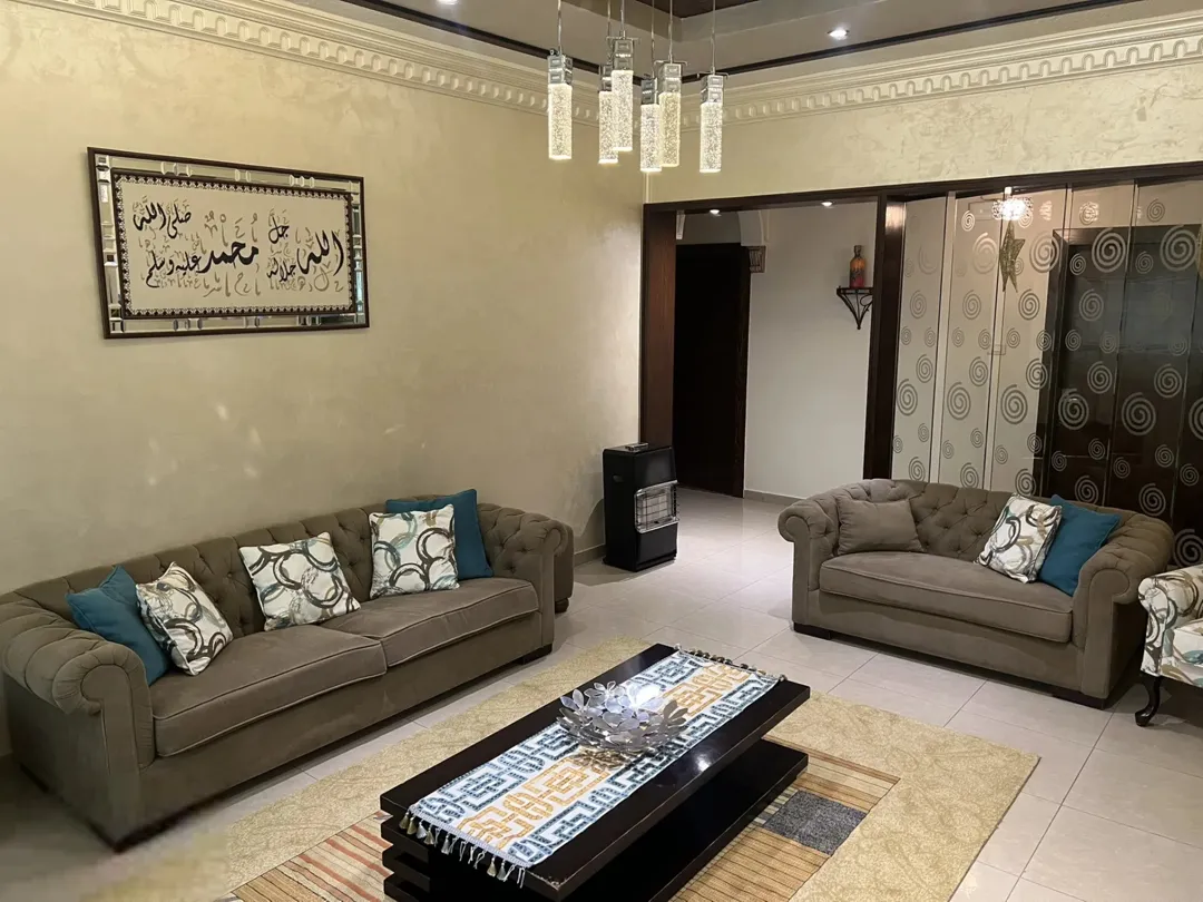 شقة ارضية 3 غرف نوم 1 ماستر و صالون و معيشه و مطبخ مساحة 244 متر و ترس أمامي و برنده خلفية