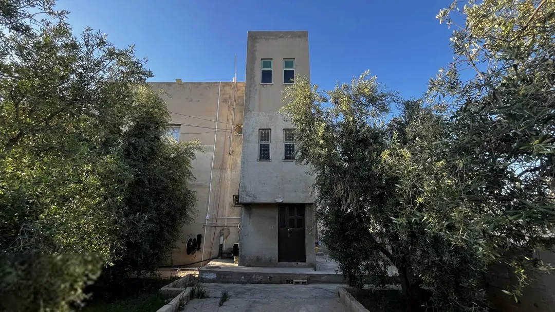 بيت مستقل طابقين بالكامل مع بستان واسع