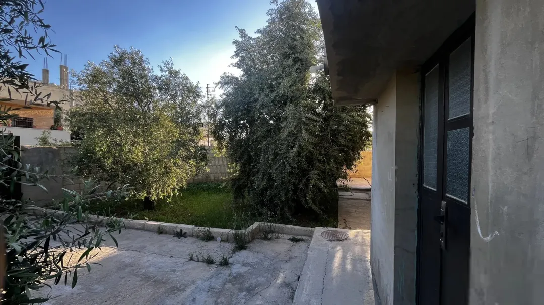 بيت مستقل طابقين بالكامل مع بستان واسع