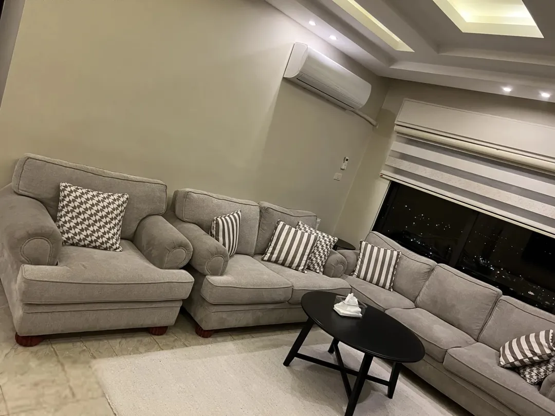 شقة مع اطالة متميزة مكونة من شقتين طابق ثالث ورابع مع ترس ومنطقة شواء و درج داخلي
