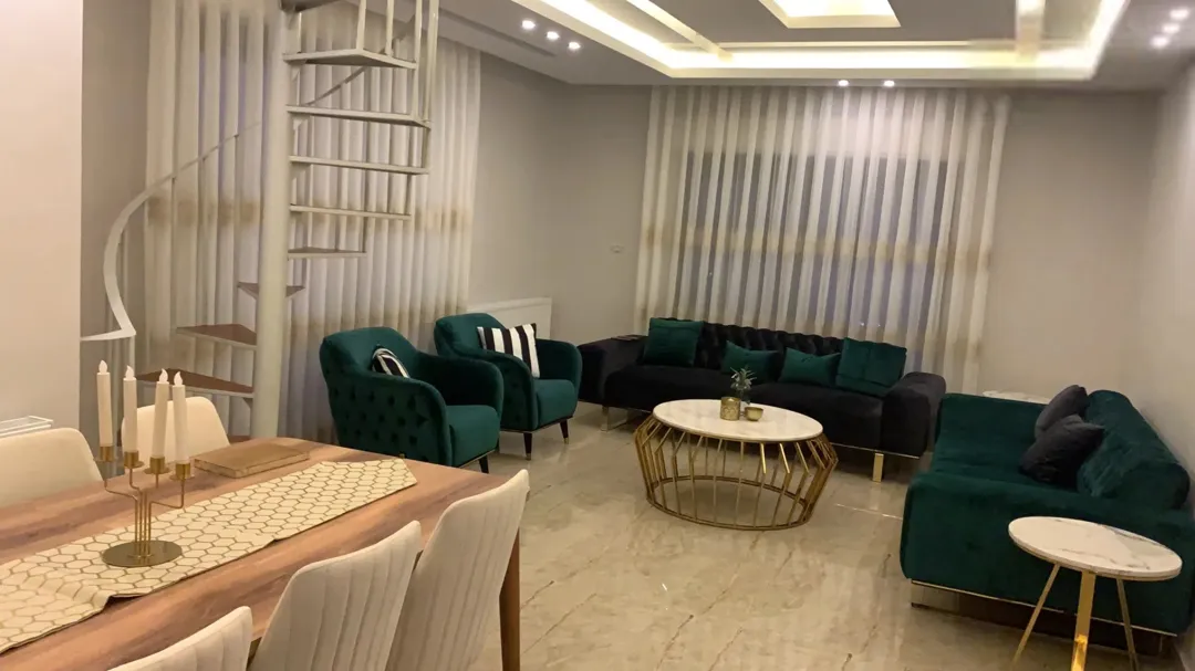 شقة مع اطالة متميزة مكونة من شقتين طابق ثالث ورابع مع ترس ومنطقة شواء و درج داخلي