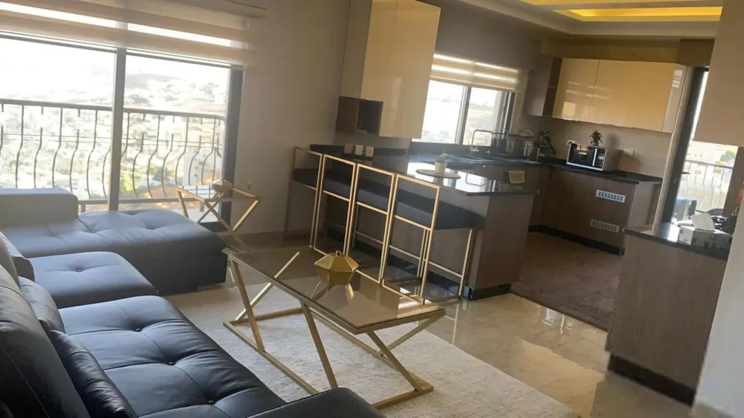 شقة مع اطالة متميزة مكونة من شقتين طابق ثالث ورابع مع ترس ومنطقة شواء و درج داخلي