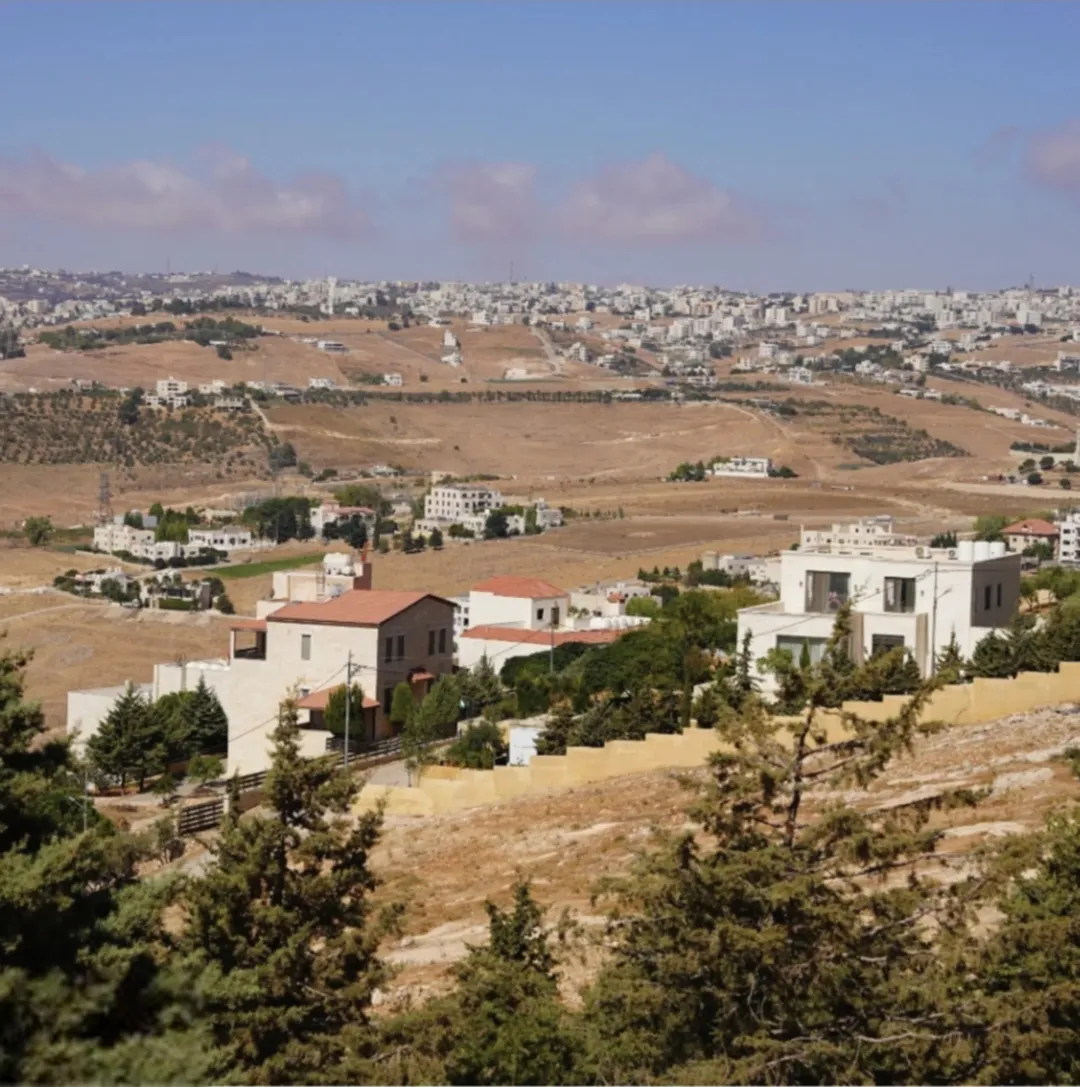 أراضي سكنية للبيع في مشروع الحمّر هايتس – السلط بالقرب من الإسطبلات الملكية
