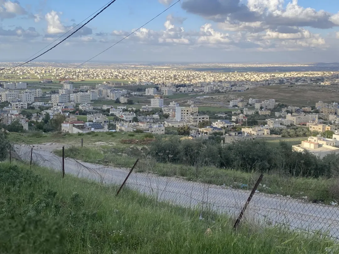 أرض سكنية مميزة للبيع في الحصن – إربد بإطلالة بانورامية ومساحة 1,079 متر مربع