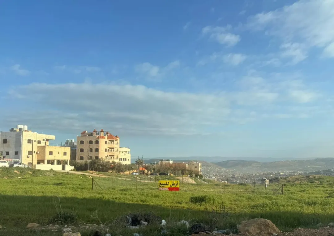 أرض سكنية للبيع في صافوط – إطلالة مفتوحة بالقرب من الجبيهة