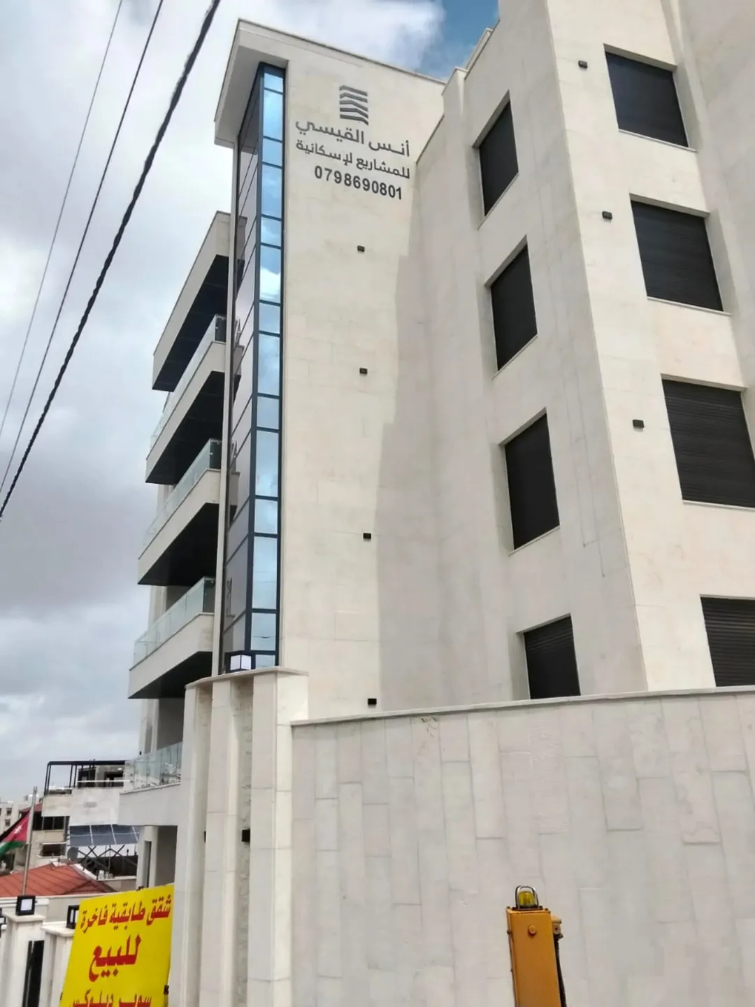 شقق طابقية فاخرة للبيع في البنيات بالقرب من طريق المطار