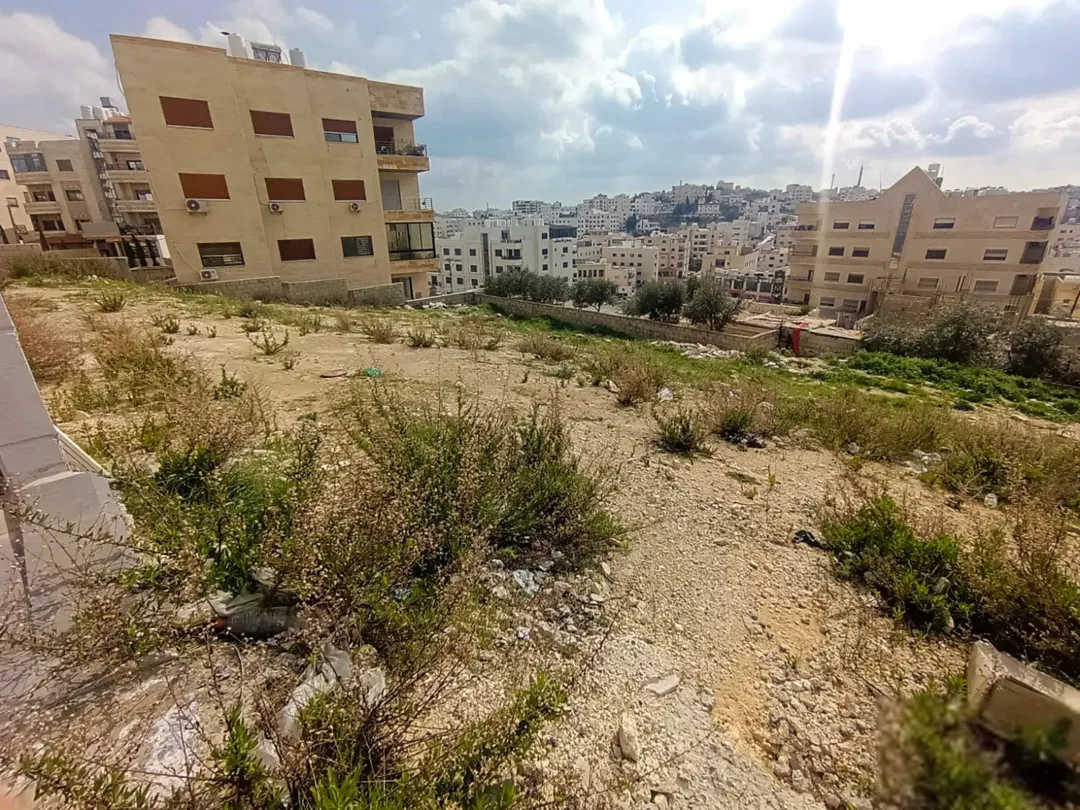 قطعة سكن ج في أجمل مناطق البنيات مطلة على السوق التجاري