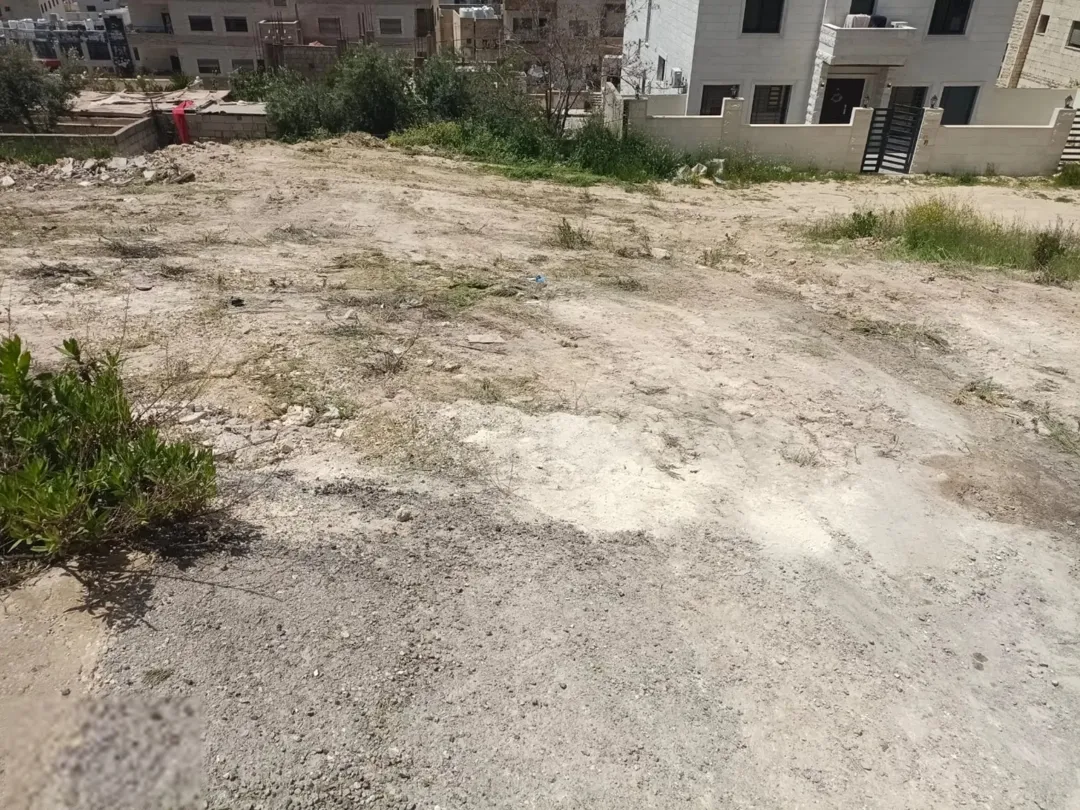 قطعة سكن ج في أجمل مناطق البنيات مطلة على السوق التجاري
