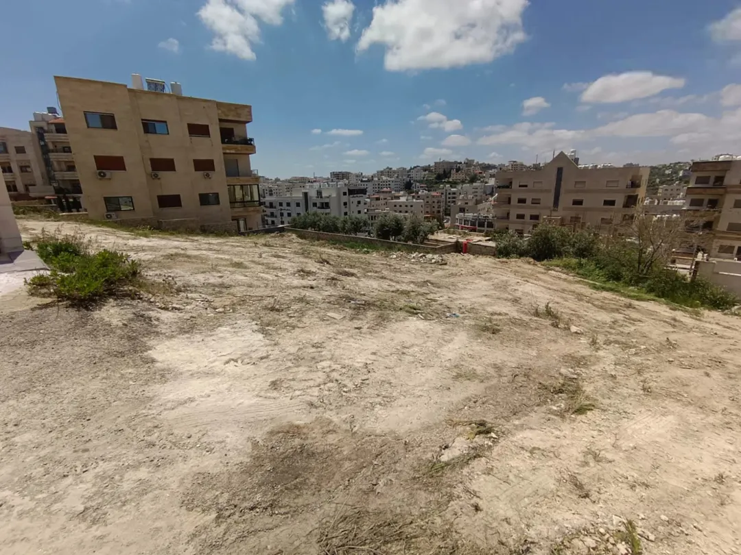 قطعة سكن ج في أجمل مناطق البنيات مطلة على السوق التجاري