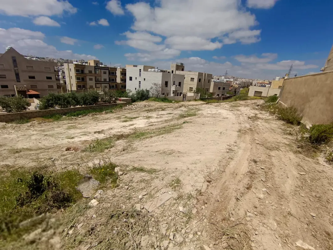 قطعة سكن ج في أجمل مناطق البنيات مطلة على السوق التجاري
